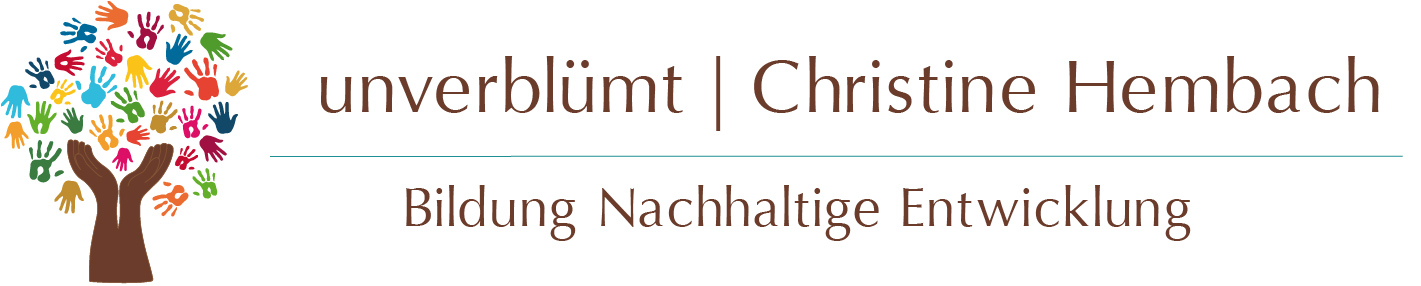 Das Logo zeigt einen Baum dessen Blätter aus vielen bunten Händen besteht. Daneben der Schriftzug unverblümt Christine Hembach mit dem Untertitel Bildung Nachhaltige Entwicklung